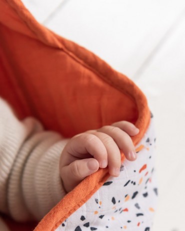 Ergonomic Blanket Terrazzo and Rust for your baby