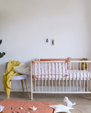Tour de lit terrazzo et rouille pour lit de bébé