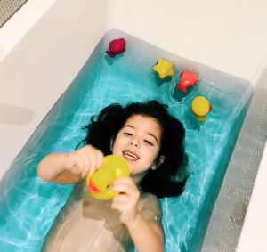 le bain des enfants: un moment amusant avec ses jeux pour le bains