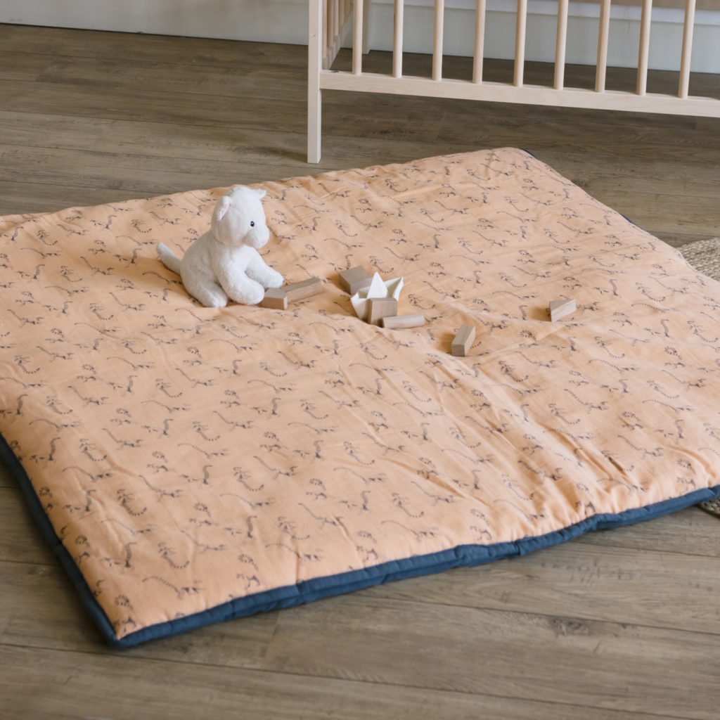 Grand tapis d'éveil pour bébé en mousseline de coton couleur pêche et orage