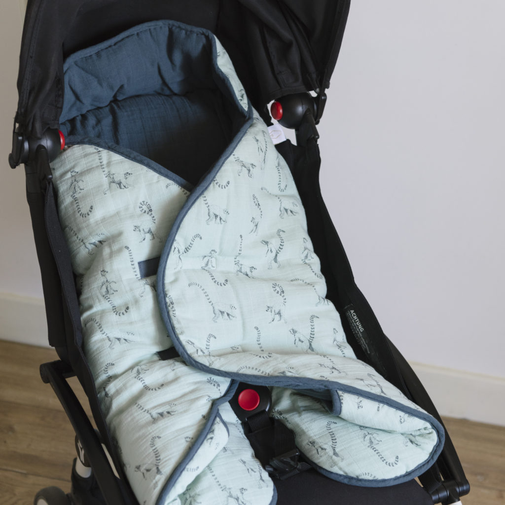 Milinane propose une couverture nomade idéale pour les promenades en poussette ou cosi mais aussi en siège-auto ou à la maison.