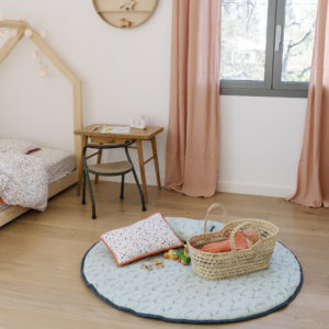 Le linge de lit et les objets de puériculture sont imaginés pour réinventer la décoration de la chambre d'enfant.